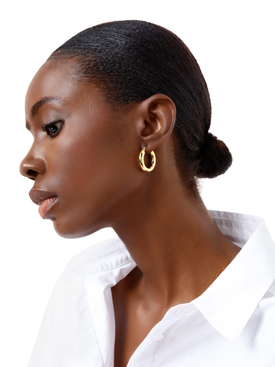 Model wearing 18ct gold hoop earrings – ALALYA jewelry GCC