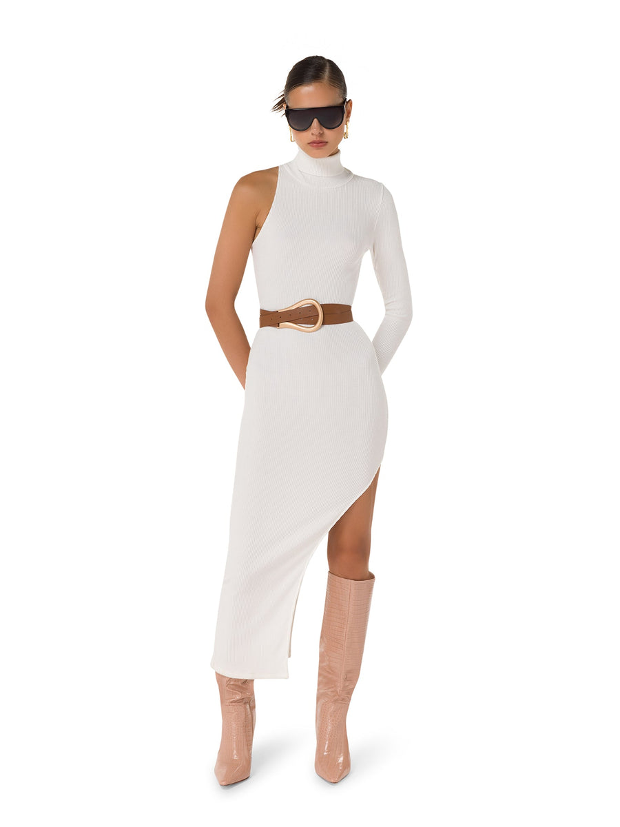  Équestre belt styled over dress for sculpted look – luxury UAE fashion accessory